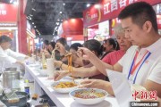 择日黄历“嗦粉”经济火热 中国多地“食力”出圈